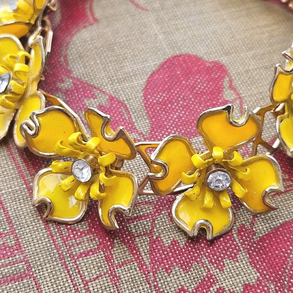 Vintage 70s Yellow Enamel Dogwood Flower Link Bracelet Gold Tone Rhinestones